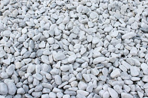 Kamenclub.ru: Мраморная крошка (щебень галтованный белый) фр.10-20 мм.  купить в Московской области мрамор белый, молочный, айвори окатанный округлый декоративный ландшафтный щебень 17000 руб/т   фото КАМЕНЬ КЛУБ