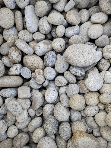 Kamenclub.ru: Галька речная окат (серо-белая) фр. 70-120 мм купить  в Московской области галька галечник бело-серая, серо-белая, серая, белая речная природная галька  8000 руб/т   фото КАМЕНЬ КЛУБ