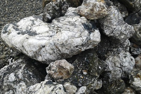 Kamenclub.ru: Черный гранит - кварцит фр. 100-500 мм.  купить в Московской области мрамор гранит черный с белыми прожилками, серый, белый валун скальный колотый 7000 руб/т   фото КАМЕНЬ КЛУБ