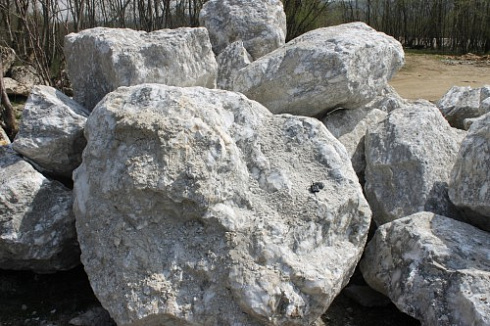 Kamenclub.ru: Мраморизированный известняк фр.500-1500 мм.  купить в Московской области    10000 руб/т   фото КАМЕНЬ КЛУБ