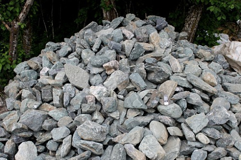 Kamenclub.ru: Гранит скальник (серо-зеленый) фр. 100-500 мм.  купить в Московской области гранит зеленый, серый, салатовый крупный ландшафтный валун 6 000 руб/т   фото КАМЕНЬ КЛУБ