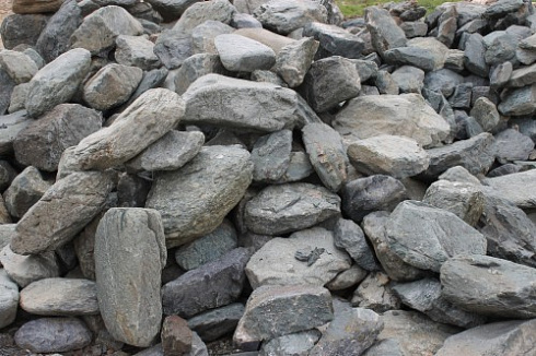 Kamenclub.ru: Гранит скальник (серо-зеленый) фр. 100-500 мм.  купить в Московской области гранит зеленый, серый, салатовый крупный ландшафтный валун 6 000 руб/т   фото КАМЕНЬ КЛУБ