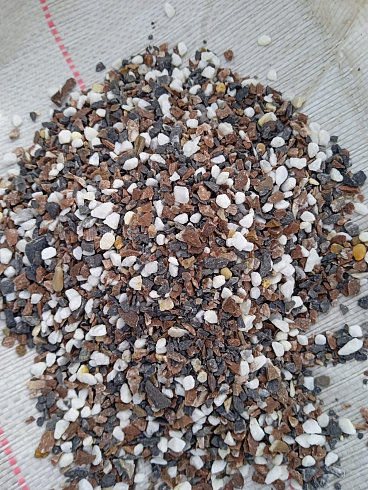 Kamenclub.ru: Мраморная крошка (щебень галтованный микс:белый-черный-розовый-медовый) фр.5-10 мм.  купить в Московской области мрамор белый, медовый, черный, розовый мраморный галтованный щебень декоративный ландшафтный 15500 руб/т   фото КАМЕНЬ КЛУБ