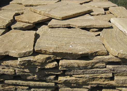 Kamenclub.ru: Песчаник пластушка желтый с рисунком (3 см)  купить в Московской области песчаник желтый с рисунком, рыжий, желтый песчаник пластушка ландшафтная рваная 8 500 руб/м3   фото КАМЕНЬ КЛУБ