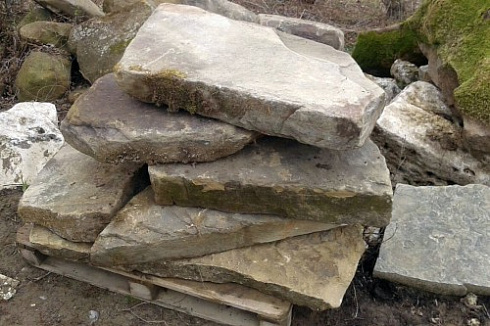 Kamenclub.ru: Песчаник плиты - плахи - пошаговые дорожки (фр. 70-150 мм)  купить в Московской области песчаник серый бежевый желтый зеленый колотый песчаник строительный 6500 руб/т   фото КАМЕНЬ КЛУБ