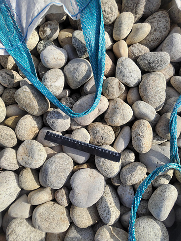 Kamenclub.ru: Галька речная окат (серо-белая) фр. 70-120 мм купить  в Московской области галька галечник бело-серая, серо-белая, серая, белая речная природная галька  8000 руб/т   фото КАМЕНЬ КЛУБ