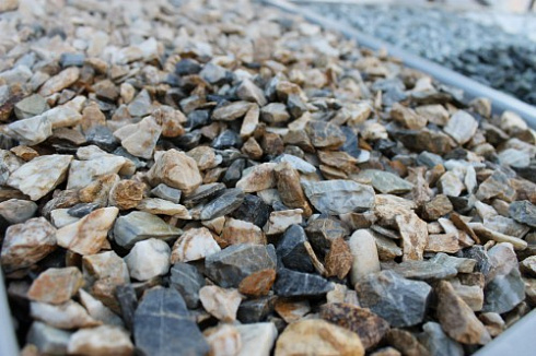 Kamenclub.ru: Мраморная крошка (щебень крошка медовый), фр. 10-20 мм.  купить в Московской области песчаник бежевый, серый каменная ландшафтная крошка  12000 руб/т   фото КАМЕНЬ КЛУБ