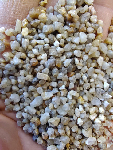 Кварцевый песок для площадок фр. 2-5 мм.  купить в Московской области фото Камень Клуб