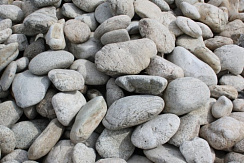 Kamenclub.ru: Бело-серый валунчик фр.100-300 мм.  купить в Московской области крупный камень для ландшафта серый, белый бело-серый валун крупная галька 4500 руб/т   фото КАМЕНЬ КЛУБ