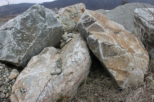 Kamenclub.ru: Гранит скальник (серо-зеленый) фр. 500-1500 мм.  купить в Московской области гранит мрамор  серый зеленый темно-серый глыба скальная колотая ландшафтная 7 500 руб/т   фото КАМЕНЬ КЛУБ