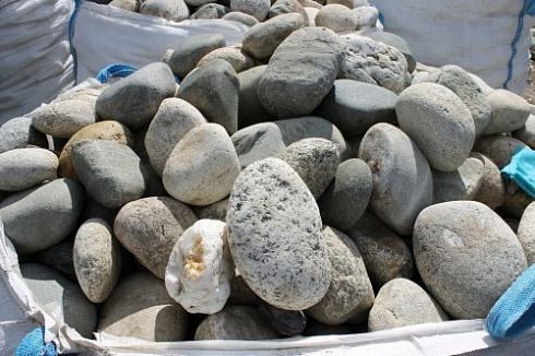 Kamenclub.ru: Речной валун (Ассорти) фр.100-300 мм.  купить в Московской области галечник серый, темно-серый, светло-серый речная галька крупных размеров 4200 руб/т   фото КАМЕНЬ КЛУБ