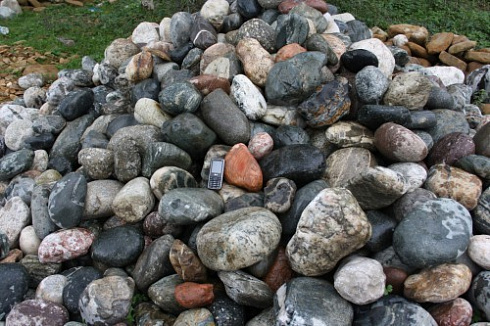 Kamenclub.ru: Ландшафтные валунчики фр.100-500 мм.  купить в Московской области крупный природный камень серый, темно-серый, светло-серый речной валун крупный 4800 руб/т   фото КАМЕНЬ КЛУБ