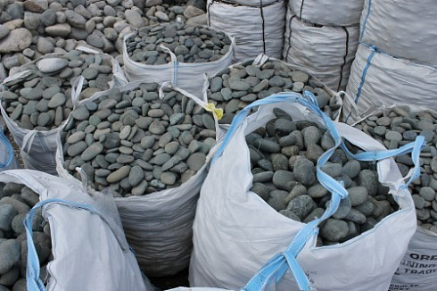 Kamenclub.ru: Темно-серый валунчик фр.100-300 мм.  купить в Московской области крупный природный камень серый, темно-серый, светло-серый речная галька большого размера окатанная 4500 руб/т   фото КАМЕНЬ КЛУБ