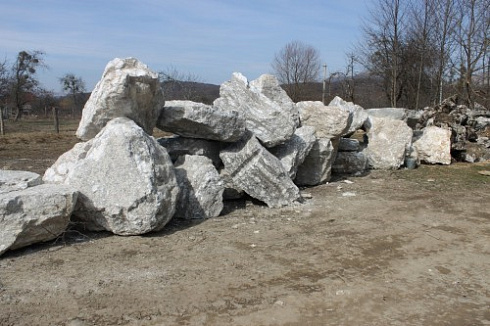 Kamenclub.ru: Мраморизированный известняк фр.500-1500 мм.  купить в Московской области    10000 руб/т   фото КАМЕНЬ КЛУБ