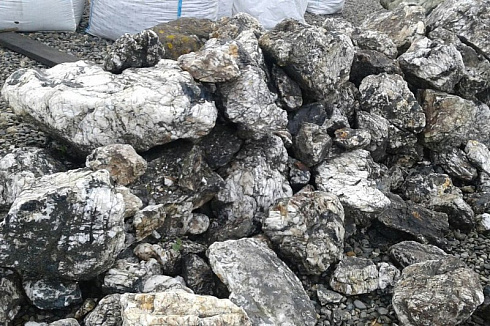 Kamenclub.ru: Черный гранит - кварцит фр. 100-500 мм.  купить в Московской области мрамор гранит черный с белыми прожилками, серый, белый валун скальный колотый 7000 руб/т   фото КАМЕНЬ КЛУБ