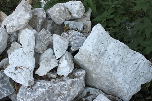 Kamenclub.ru: Мраморизированный известняк фр. 100-500 мм.  купить в Московской области известняк серый белый темно-серый сероватый валун природного образования окатанный 10500 руб/т   фото КАМЕНЬ КЛУБ