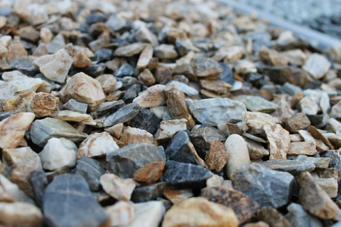 Kamenclub.ru: Мраморная крошка (щебень крошка медовый), фр. 10-20 мм.  купить в Московской области песчаник бежевый, серый каменная ландшафтная крошка  12000 руб/т   фото КАМЕНЬ КЛУБ