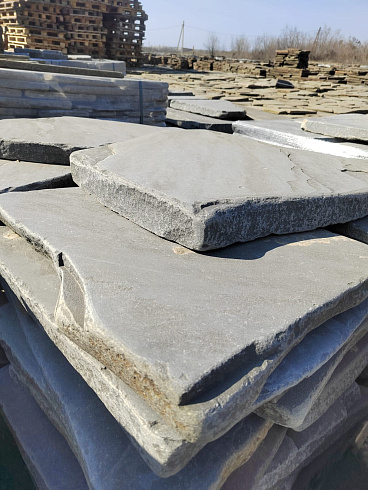 Kamenclub.ru: Песчаник пластушка галтованная светло-серая (3,0 см)  купить в Московской области песчаник светло-серый, серый ландшафтный камень рваный колотый 21000 руб/м3   фото КАМЕНЬ КЛУБ