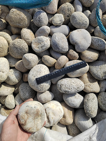 Kamenclub.ru: Галька речная окат (серо-белая) фр. 70-120 мм купить  в Московской области галька галечник бело-серая, серо-белая, серая, белая речная природная галька  8000 руб/т   фото КАМЕНЬ КЛУБ