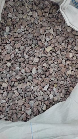 Kamenclub.ru: Мраморная крошка (щебень галтованный розовый) фр.20-40 мм.  купить в Московской области мрамор розовый, красный оголтованный округлый щебень  15000 руб/т   фото КАМЕНЬ КЛУБ