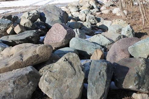 Kamenclub.ru: Гранит скальник (серо-зеленый) фр. 500-1500 мм.  купить в Московской области гранит мрамор  серый зеленый темно-серый глыба скальная колотая ландшафтная 7 500 руб/т   фото КАМЕНЬ КЛУБ