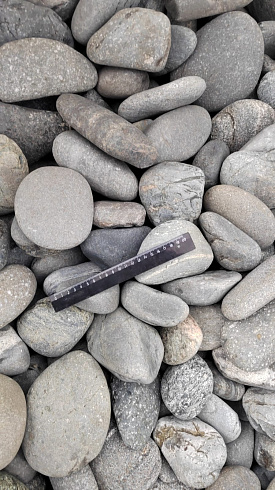 Kamenclub.ru: Галька речная окат (темно-серая) фр. 70-150 мм. купить  в Московской области галька речная темно-серая, синяя, серая речная галька округлая  8000 руб/т   фото КАМЕНЬ КЛУБ