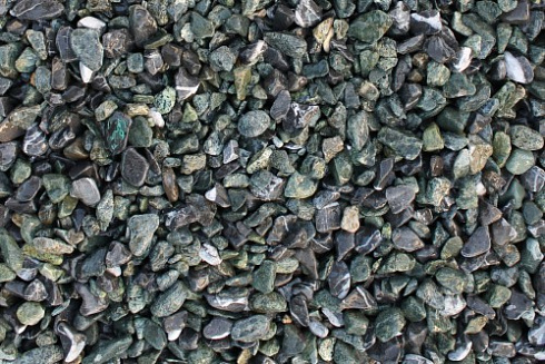 Kamenclub.ru: Мраморная крошка (щебень галтованный микс:зеленый-черный) фр.10-20 мм.  купить в Московской области мрамор зеленый, черный декоративные ландшафтные окатанные округлые камни щебня 14500 руб/т   фото КАМЕНЬ КЛУБ