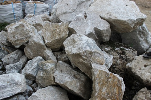 Kamenclub.ru: Мраморизированный известняк фр. 100-500 мм.  купить в Московской области известняк серый белый темно-серый сероватый валун природного образования окатанный 10500 руб/т   фото КАМЕНЬ КЛУБ