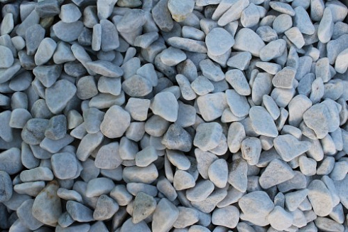 Kamenclub.ru: Мраморная крошка (щебень галтованный белый), фр.20-40 мм.  купить в Московской области мрамор белый бежевый молочный мраморный щебень декоративный 17000 руб/т   фото КАМЕНЬ КЛУБ