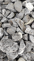 Kamenclub.ru: Щебень галтованный черный (мрамор) фр.40-70 мм.  купить в Московской области мрамор черный с белыми прожилками, черный, белый щебень галтованный округлый 13500 руб/т   фото КАМЕНЬ КЛУБ