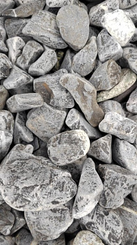 Kamenclub.ru: Щебень галтованный черный (мрамор) фр.40-70 мм.  купить в Московской области мрамор черный с белыми прожилками, черный, белый щебень галтованный округлый 13500 руб/т   фото КАМЕНЬ КЛУБ