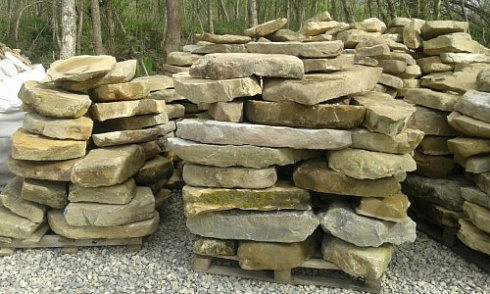 Kamenclub.ru: Песчаник плиты - плахи - пошаговые дорожки (фр. 70-150 мм)  купить в Московской области песчаник серый бежевый желтый зеленый колотый песчаник строительный 6500 руб/т   фото КАМЕНЬ КЛУБ