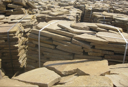 Kamenclub.ru: Песчаник пластушка желтый с рисунком (3 см)  купить в Московской области песчаник желтый с рисунком, рыжий, желтый песчаник пластушка ландшафтная рваная 8 500 руб/м3   фото КАМЕНЬ КЛУБ