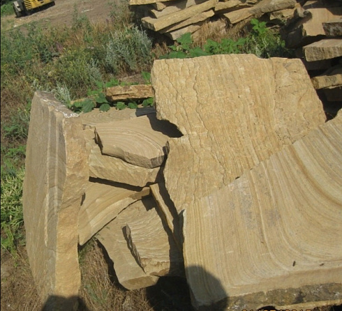 Kamenclub.ru: Форматный камень (плаха) пошаговая дорожка от 70-150 см (4 -12 см)  купить в Московской области плитняк  форматный плаха желтый песчаник 9 000 руб/т   фото КАМЕНЬ КЛУБ