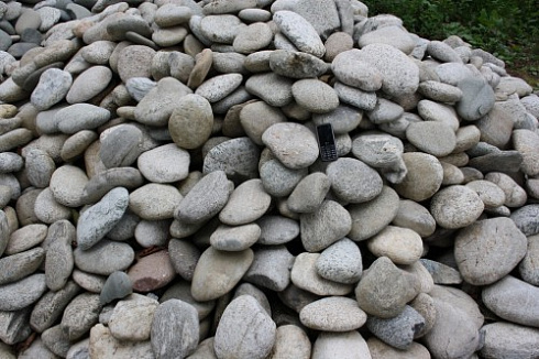 Kamenclub.ru: Галька речная плоская (бело-серая) фр. 100-200-300 мм. купить  в Московской области галька речная плоская серый, белый, бело-серый, серо-белый речная галька плоская  9000 руб/т   фото КАМЕНЬ КЛУБ