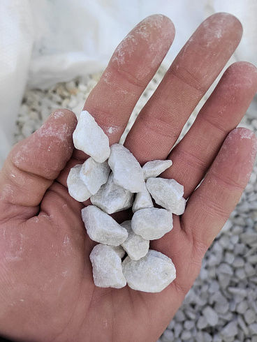 Kamenclub.ru: Мраморная крошка, щебень, цвет-белый, фр. 10-20 мм.  купить в Московской области мрамор белый, молочный айвори каменная ландшафтная декоративная крошка шебня 12000 руб/т   фото КАМЕНЬ КЛУБ