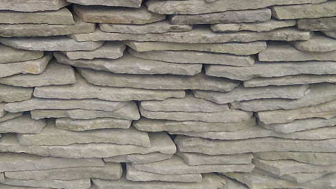 Kamenclub.ru: Песчаник пластушка светло-серый (2,0 см)  купить в Московской области плитняк- ластушка светло-серый, серый рваный ландшафтный плитняк колотый 13800 руб/м3   фото КАМЕНЬ КЛУБ