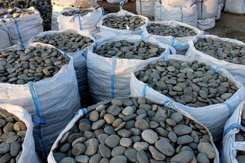 Kamenclub.ru: Галька речная плоская (темно-серая) фр. 100-200-300 мм. купить  в Московской области галька речная плоская темно-серый, серый, синий речной галечник плоский 9000 руб/т   фото КАМЕНЬ КЛУБ