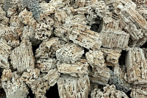 Kamenclub.ru: Крымский природный меотис фр. 100-500 мм.  купить в Московской области меотис бежевый рыжий молочный желтый ракушечник 4 500 руб/т   фото КАМЕНЬ КЛУБ