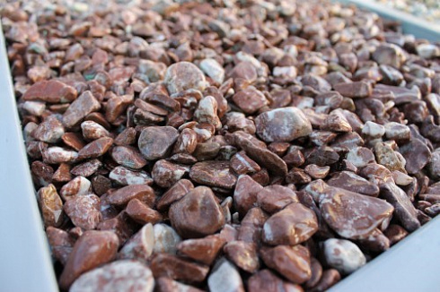 Kamenclub.ru: Мраморная крошка (щебень галтованный розовый) фр.10-20 мм.  купить в Московской области мрамор розовый, красный ландшафтный декоративный окатанный округлый щебень 15000 руб/т   фото КАМЕНЬ КЛУБ