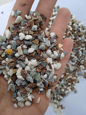 Kamenclub.ru: Мраморная крошка (щебень крошка микс : белый-черный-розовый) фр. 5-10 мм.  купить в Московской области мрамор белый, черный, розовый, разноцветный микс декоративная мраморная каменная крошка 12000 руб/т   фото КАМЕНЬ КЛУБ