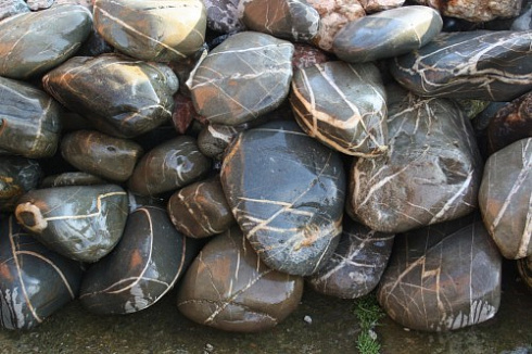 Kamenclub.ru: Валунчик Паутинник фр.100-300 мм  купить в Московской области крупный природный камень галечник темно-серый с прожилками белый черный речной валунчик 5000 руб/т   фото КАМЕНЬ КЛУБ