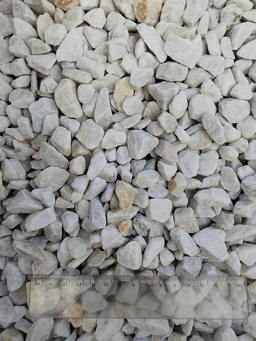 Kamenclub.ru: Мраморная крошка, щебень, цвет-белый, фр. 10-20 мм.  купить в Московской области мрамор белый, молочный айвори каменная ландшафтная декоративная крошка шебня 12000 руб/т   фото КАМЕНЬ КЛУБ