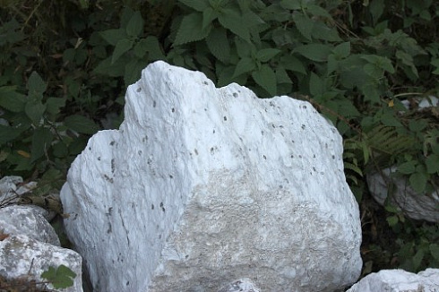 Kamenclub.ru: Мраморизированный известняк фр. 100-500 мм.  купить в Московской области известняк серый белый темно-серый сероватый валун природного образования окатанный 10500 руб/т   фото КАМЕНЬ КЛУБ