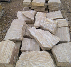 Kamenclub.ru: Песчаник пластушка желтый с рисунком (7-15 см)  купить в Московской области плитняк - пластушка - бут желтый песчаник 10200 руб/м3   фото КАМЕНЬ КЛУБ