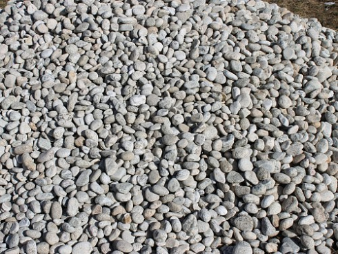 Kamenclub.ru: Галька речная окат (серо-белая) фр. 70-120 мм купить  в Московской области галька галечник бело-серая, серо-белая, серая, белая речная природная галька  8000 руб/т   фото КАМЕНЬ КЛУБ