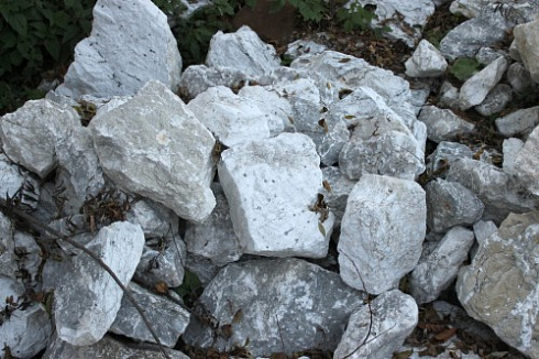 Kamenclub.ru: Мраморизированный известняк фр. 100-500 мм.  купить в Московской области известняк серый белый темно-серый сероватый валун природного образования окатанный 10500 руб/т   фото КАМЕНЬ КЛУБ