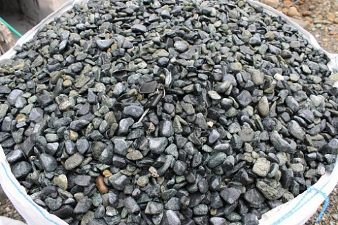 Kamenclub.ru: Щебень галтованный зеленый (змеевик) фр. 20-40 мм.  купить в Московской области мрамор зеленый, салатовый оголтованный щебень мраморный 12500 руб/т   фото КАМЕНЬ КЛУБ