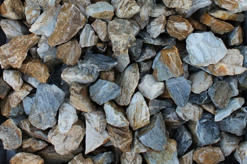 Kamenclub.ru: Мраморная крошка (щебень крошка медовый) фр. 20-40 мм.  купить в Московской области мрамор бежевый рыжий желтый ландшафтная мраморная крошка 12000 руб/т   фото КАМЕНЬ КЛУБ