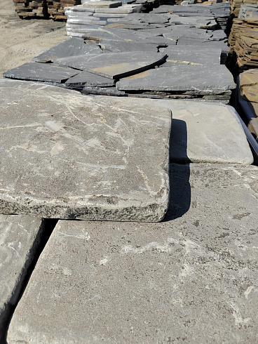 Kamenclub.ru: Песчаник пластушка галтованная светло-серая (3,0 см)  купить в Московской области песчаник светло-серый, серый ландшафтный камень рваный колотый 21000 руб/м3   фото КАМЕНЬ КЛУБ